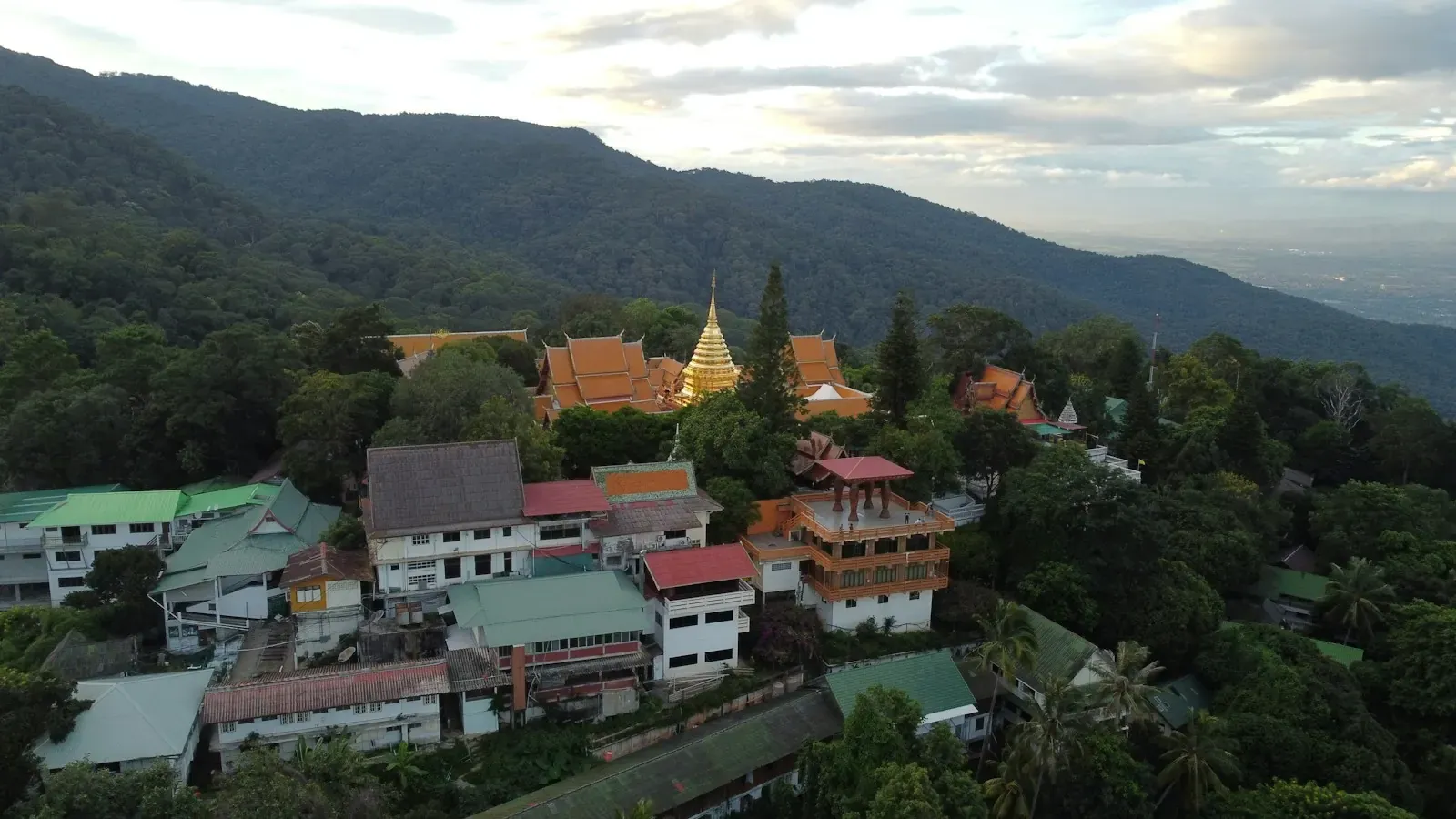 มุมสูงวัดพระธาตุดอยสุเทพกลางป่าบนไหล่เขา